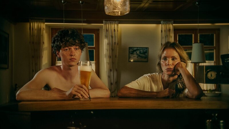Carlo (Jeremias Meyer, l.) und Gabi (Nina Gnädig, r.) sitzen enttäuscht an der Theke im Bären – beide haben mit ihren Situationships etwas vermasselt. – Bild: ZDF