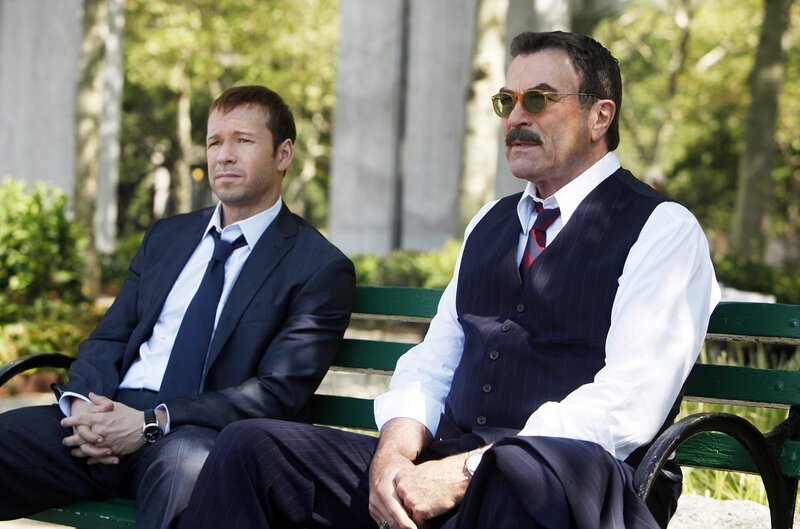 Nachdem Danny (Donnie Wahlberg, l.) bei einem Einsatz aus Versehen auf einen anderen Polizisten geschossen hat, wendet er sich Hilfesuchend an seinen Vater (Tom Selleck, r.) … – Bild: 2011 CBS Broadcasting Inc. All Rights Reserved Lizenzbild frei