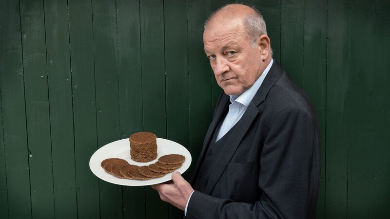 Beweise finden ist Wilsbergs (Leonard Lansink) tägliches Brot. Aber Beweise beschaffen, damit einem Mitarbeiter Diebstahl nachgewiesen werden kann, nicht. Doch genau das fordert Fabian Barkland (Laurens Walter), Inhaber einer Großbäckerei für Pumpernickel, von dem Münsteraner Privatdetektiv. – Bild: Thomas Kost /​ ZDF Enterprises GmbH