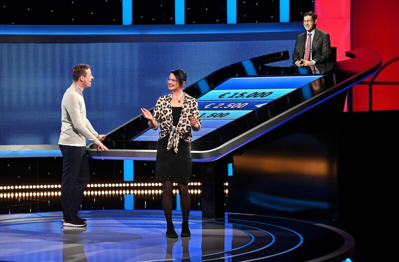 Moderator Alexander Bommes mit der Kandidatin Beate Lehofer und dem Jäger, Sebastian Jacoby. – Bild: ARD/​Uwe Ernst