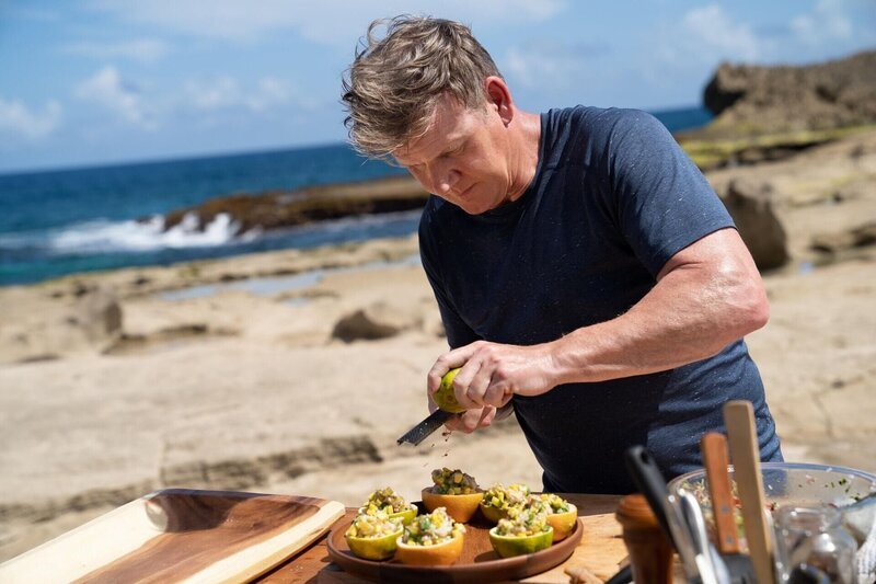 Puerto Rico – Gordon Ramsay works on his ceviche, served in oranges and grapefruits, during the final cook in Puerto Rico. – Bild: Studio Ramsay and All3Media International