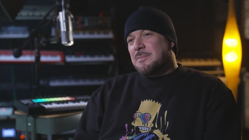 Kool Savas +++ Die Verwendung des sendungsbezogenen Materials ist nur mit dem Hinweis und Verlinkung auf RTL+ gestattet. – Bild: RTL /​ Bildergarten Entertainment /​ Leider geil! – 40 Jahre deutscher Hip-Hop