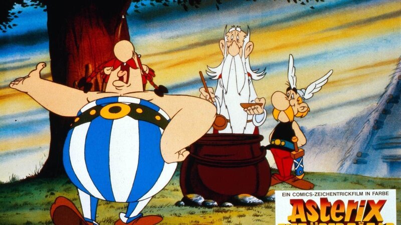 Obelix (li.) hat sich unsterblich in die wunderschöne Falbala verliebt und schmachtet jede Sekunde nach ihr. Asterix und Miraculix müssen ihrem schüchternen Freund jedoch unter die Arme greifen. – Bild: Jugendfilm-Verleih GmbH