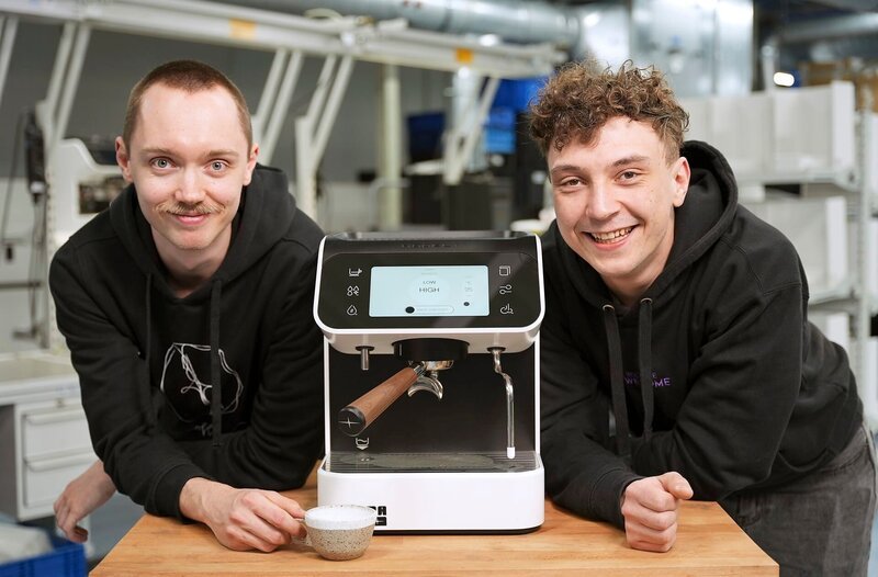 Robin Kuprat (links) und Max Grimm (rechts) aus Suhl haben eine Espressomaschine entwickelt, mit der sie die Siebträger-Welt revolutionieren wollen – Bild: MDR/​Sascha Kiesewetter