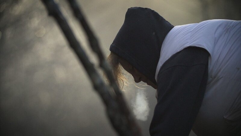 PORT PROTECTION, ALASKA- Mary clears a path home. (Photo Credit: National Geographic Channels/​ Will Lyons) – Bild: Copyright © The National Geographic Channel.