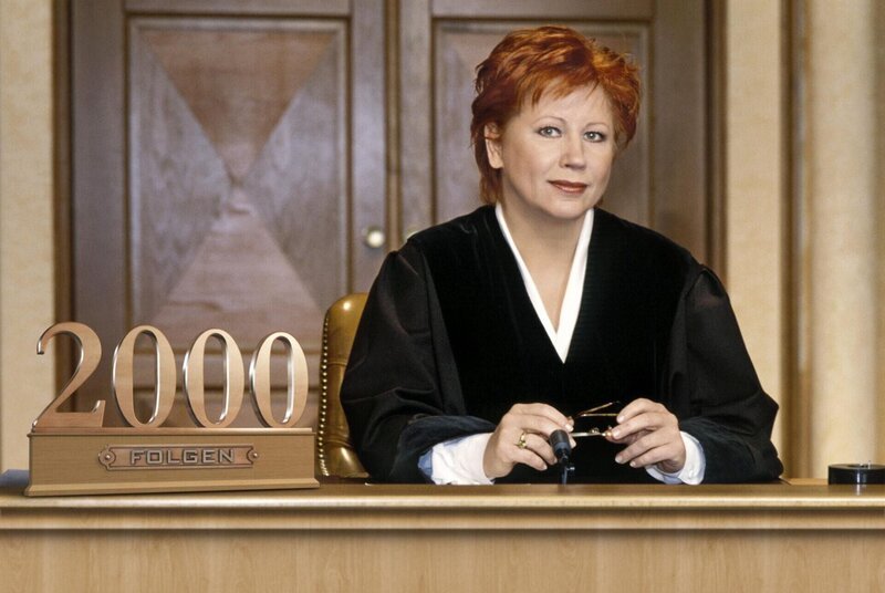 Klarer Fall von Erfolgsgeschichte: die 2000. Folge von „Richterin Barbara Salesch“ … – Bild: SAT.1 /​ Stefan Menne