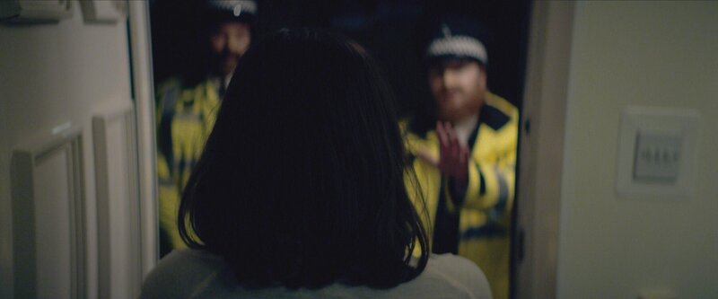 Frau öffnet Tür – Bild: RTL /​ 2023 Showtime Networks Inc.