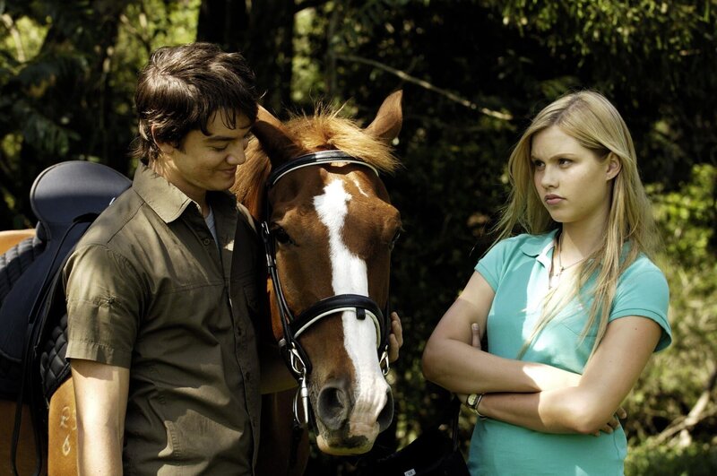 Emma (Claire Holt, re.) spielt vor Ash (Craig Horner, li.), dem gutaussehenden Reitlehrer ihres Bruders, die unnahbare Alleskönnerin. – Bild: ZDF/​Jasin Boland u.a.