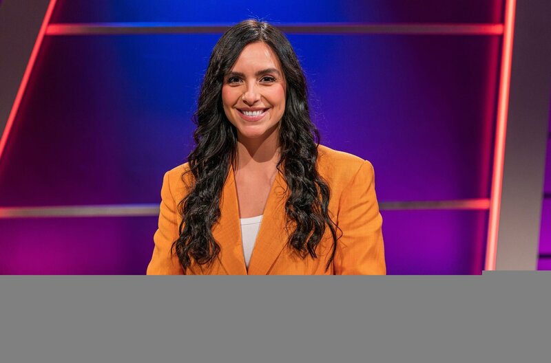 Es kann losgehen! Die Journalistin Jessica Schöne tritt beim Wissensquiz „Meister des Alltags“ an – das Quiz mit Aha-Effekt und cleveren Tipps und Tricks für den Alltag. – Bild: SWR/​Christian Koch