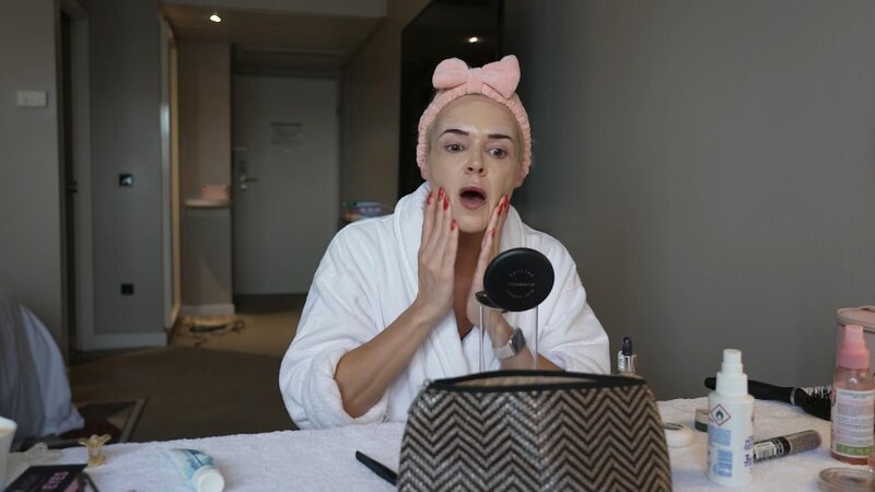 Daniela macht sich fertig – Bild: RTL /​ Folge 02_001