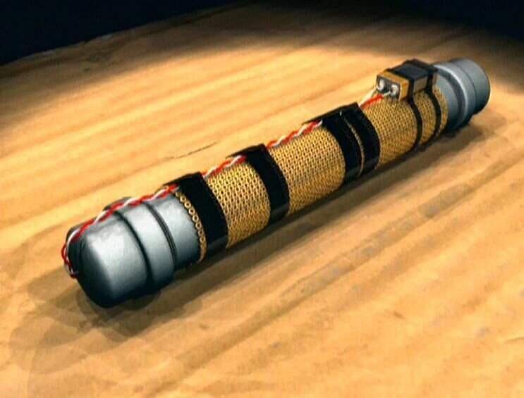 Als die Rohrbombe das Haus zerstört, kommt ein Junge ums Leben. Seine Mutter überlebt schwer verletzt. Wer war der Täter? – Bild: RTL