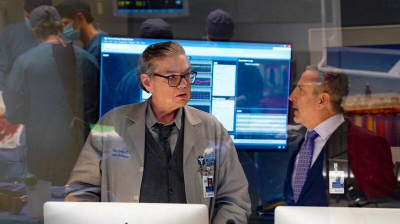CHICAGO MED -- „No Love Lost“ Episode 1009 -- Pictured: Oliver Platt as Dr. Daniel Charles -– – Bild: Elizabeth Sisson/​NBC /​ UNIVERSAL
