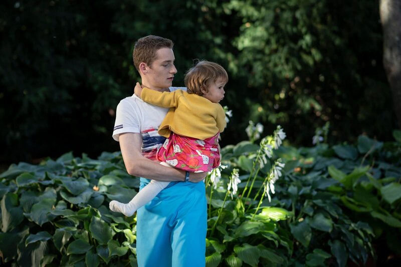 Viktor (Fridolin Sommerfeld) entdeckt ein ungeahntes Talent im Baby-Sitten. – Bild: MDR/​Saxonia Media/​Felix Abraham