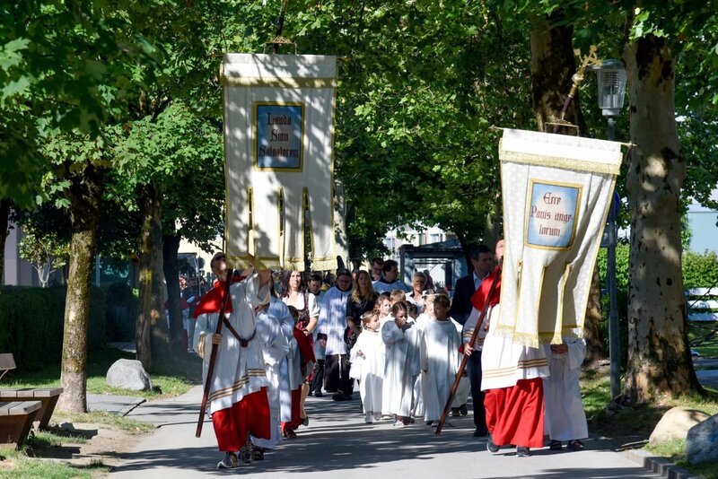 Der festliche Fronleichnamsprozessionszug auf dem Weg durch die Stadt Schwaz. – Bild: ORF Der festliche Fronleichnamsprozessionszug auf dem Weg durch die Stadt Schwaz. – Bild: ORF