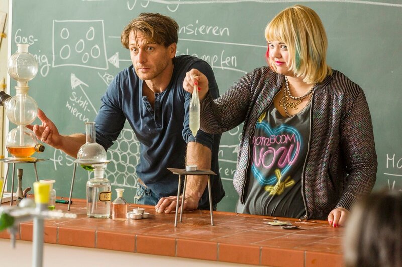 Beim Kondomversuch mit Alina (Anna Florkowski) bemerkt Stefan (Hendrik Duryn) die Perforation … – Bild: Mediengruppe RTL