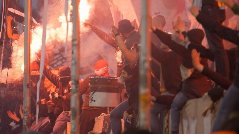 Millerntor Stadion von St. Pauli: Die Ultras geben alles für ihren Verein und nutzen verbotene Pyrotechnik, um die Stimmung im Fanblock anzuheizen. – Bild: ZDF