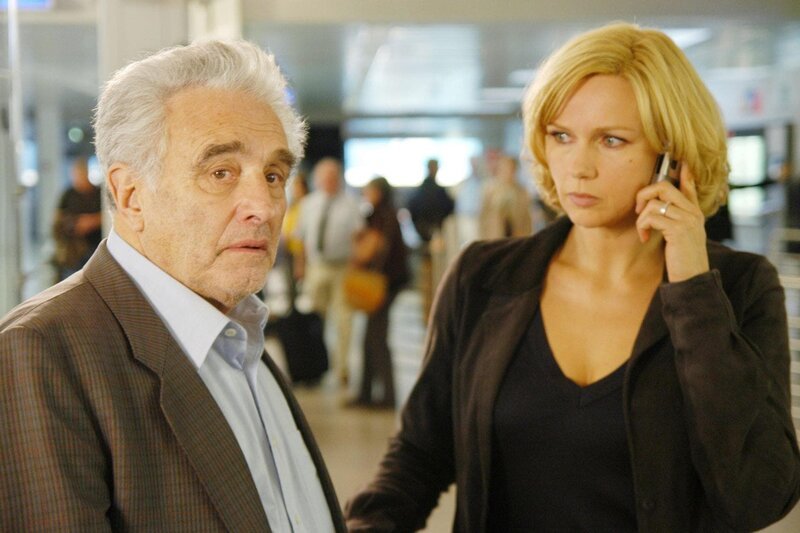 Katharina Almeda (Veronica Ferres) und ihr Vater Jochen (Michael Degen) am Flughafen in Wien. Katharina verabredet ein Treffen mit ihren neuen Geschäftspartnern. – Bild: ORF III