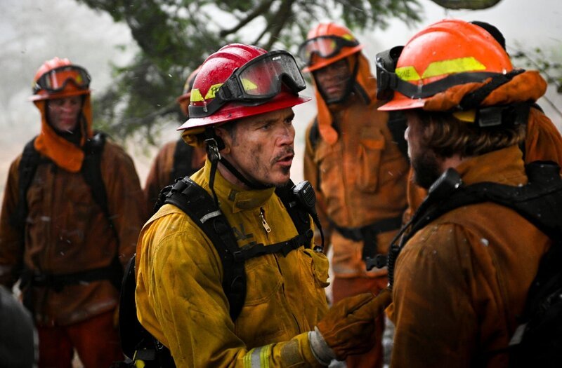 (L-R): Kevin Alejandro als Manny Perez und Max Thieriot als Bode Donovan – Bild: Sergei Bachlakov /​ CBS ENTERTAINMENT