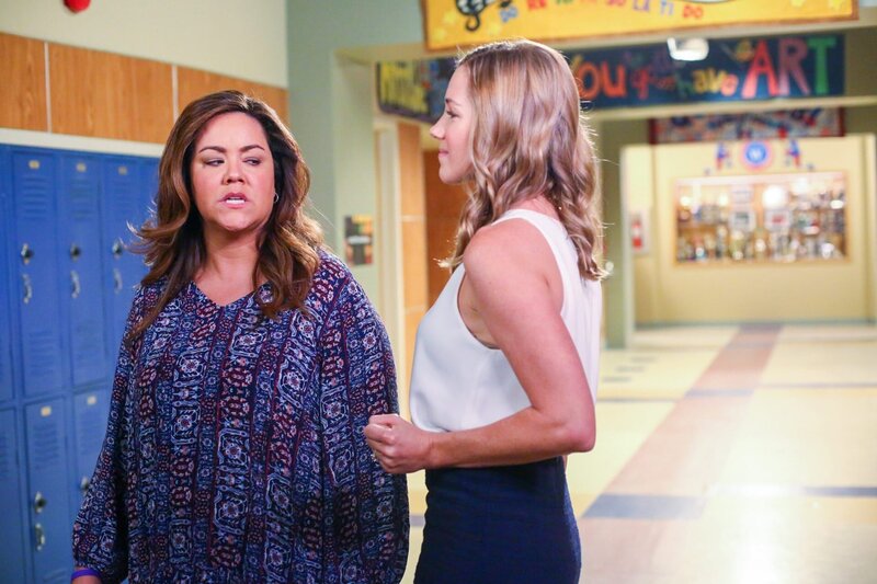 Katy Mixon (Katie Otto), Carly Craig (Tara). – Bild: ORF/​Disney/​ABC/​Michael Ansell