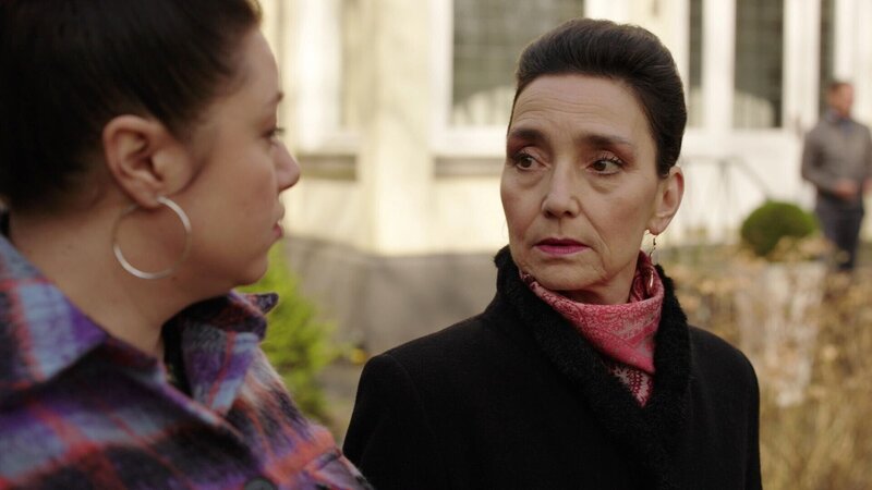 Vanessa (Julia Augustin, l.) atmet auf, als Jenny Simone (Tatjana Clasing) doch noch zur Seite steht. – Bild: RTL /​ Mutig nach vorne