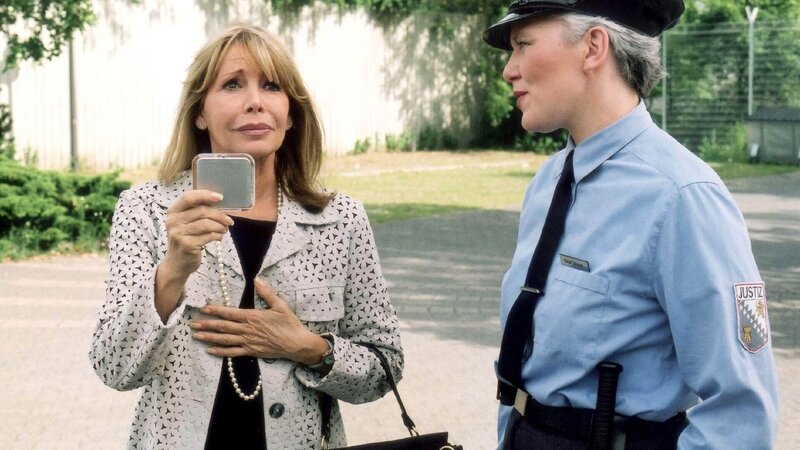 Jeannette (Christine Schuberth, li.), die kurz vor der Entlassung steht, wirft einen prüfenden Blick in ihren Spiegel und sieht darin zurück auf den Gefängnishof, wo ein paar Insassinnen zum Abschied johlen. (re. Uta Prelle) – Bild: MG RTL D /​ Richard Hübner