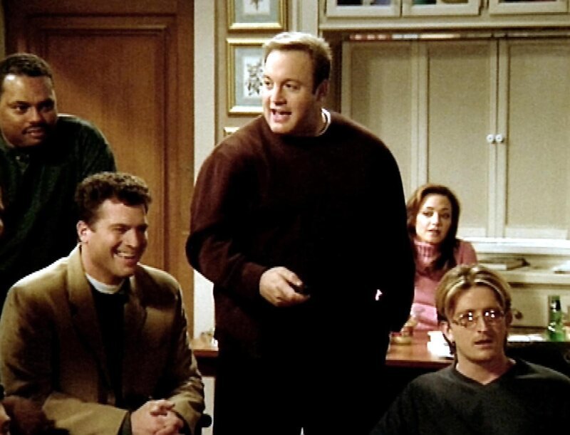 Doug (Kevin James, Mitte) hat sich ein paar ehemalige Football-Kumpels eingeladen, um über alte Zeiten zu reden … – Bild: RTL II