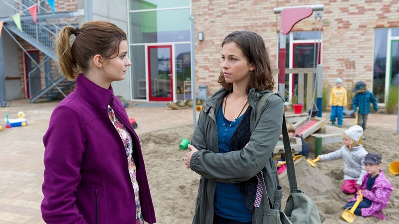 Melanie Schirmer (Samantha Preilowski, l.) und Vanessa Schulze (Marie Hacke, r.), Rest: Komparsen. – Bild: ZDF