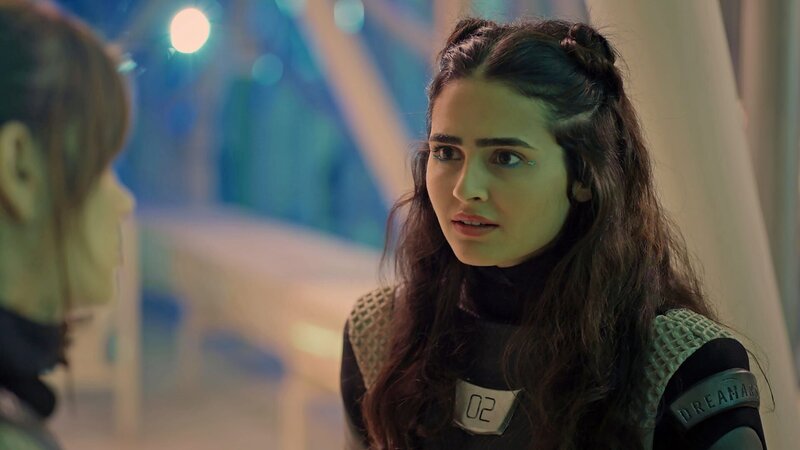 Gabby (Ilae Ilaee Lahav) erzählt Joy (Ofirr Peretz) die Wahrheit. – Bild: NDR/​Sklan&Ka