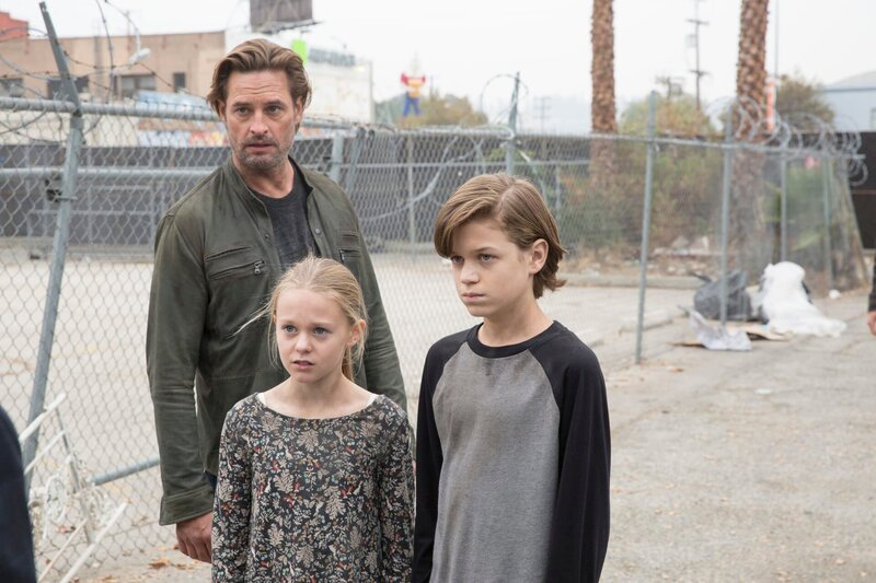 COLONY -- „Ronin“ Episode 213 -- Pictured: (l-r) Sarah Wayne Callies as Katie Bowman, Alex Neustaedter as Bram Bowman – Bild: USA Network Media, LLC
