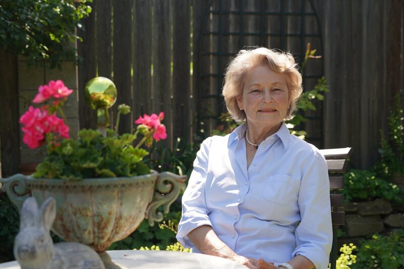 Vor fast 40 Jahren hat sich Barbara Schmidt am Rande von St. Pölten ihren Gartentraum erfüllt. Ein kleiner Teich und ein Salettl sorgen für gemütliche Ecken im grünen Paradies. Außerdem zieren eine Sammlung alter Obstsorten, ein Glashaus, ein Hochbeet und sogar ein kleiner Waldbereich den Garten. – Bild: Leopold Mayrhofer/​Natur im Garten