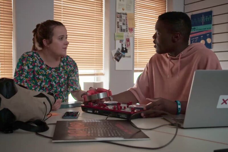 Rike (Madeleine Haas) und Badu (Arnold Makuissie) beraten sich zum Brennpunkt „Viktor“. – Bild: MDR/​Saxonia Media/​Felix Abraham