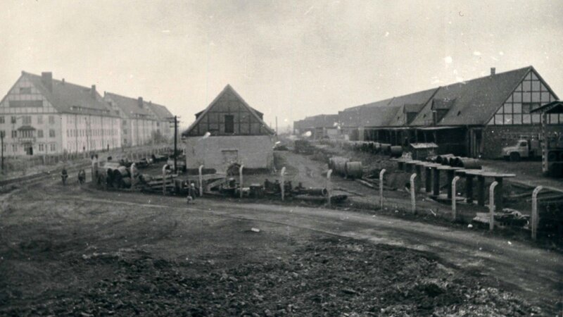 „Knotenpunkt“: Teil der Zittwerke war auch ein eigener Bahnhof, über den Waren- und Rüstungstransporte direkt abgewickelt werden konnten. – Bild: ZDF