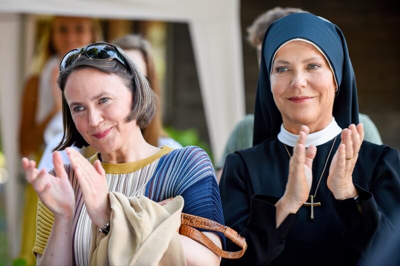 Kai Münster gewinnt das Rennen (v.li.: Nikola Norgauer, Janina Hartwig). – Bild: ORF/​Beta Film/​ARD/​Barbara Bauriedl