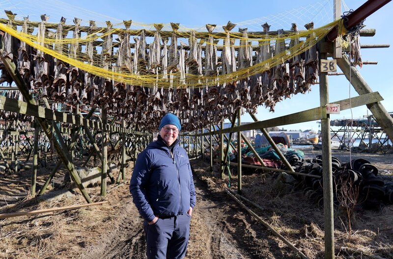 Anne Karine Statle ist Expertin für Stockfisch: Sie zeigt, wie der Skrei mit einfachsten Mitteln konserviert und in eine besondere Delikatesse verwandelt wird. – Bild: Sven Heiligenstein