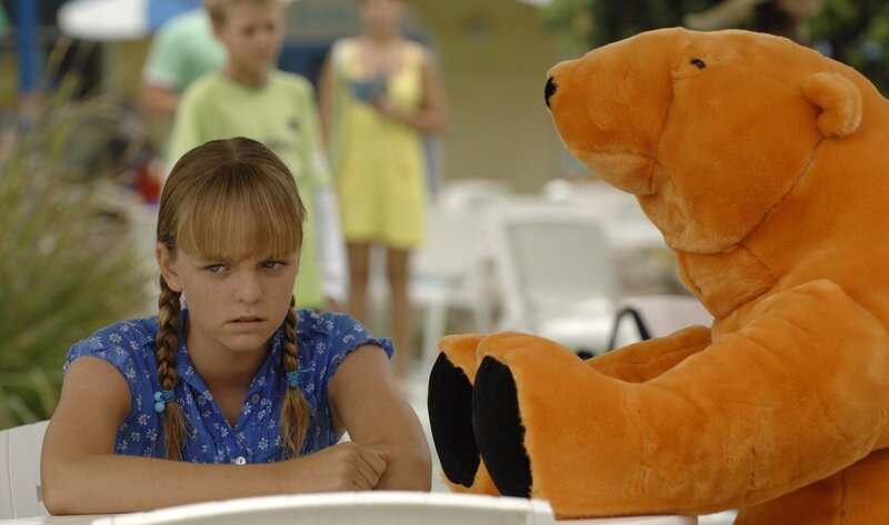 Kim (Cleo Massey) ist wütend. Erst hat Elliot sie zu allem eingeladen, aber nun will er lieber Achterbahn fahren, als ihr ein weiteres Eis zu spendieren. – Bild: ZDF/​Jasin Boland