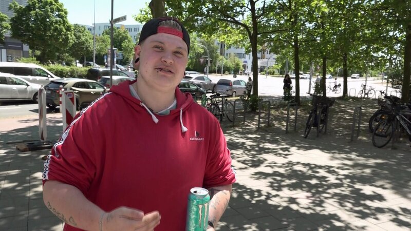 Damian hat einen bewegenden Tag hinter sich. Nach drei Jahren Funkstille hat er nun wieder Kontakt zu seinem Vater: Es kam zur großen Versöhnung der beiden. – Bild: RTL Zwei