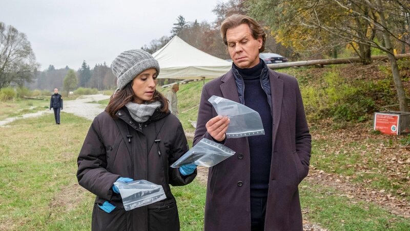 Die Ermittler sichern Beweismaterial am Tatort: Stephanie Stumph als Annabell Lorenz, Thomas Heinze als Caspar Bergmann – Bild: SRF/​ZDF/​Erika Hauri