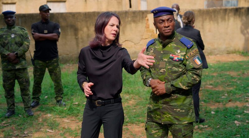 Die Außenministerin Annalena Baerbock (li.) im Gespräch mit General Joseph Kouame Allah (re.) während eines Besuches in der Cote d’Ivoire 2024. – Bild: WDR/Graef Screen Productions Die Außenministerin Annalena Baerbock (li.) im Gespräch mit General Joseph Kouame Allah (re.) während eines Besuches in der Cote d’Ivoire 2024. – Bild: WDR/Graef Screen Productions