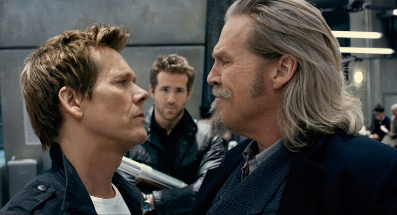 Detective Nick Walkers (Ryan Reynolds, M.) neuer Partner Roy (Jeff Bridges, r.) zieht Detective Hayes (Kevin Bacon), der für Nicks Tod verantwortlich ist, zur Rechenschaft. – Bild: RTL /​ Universal Studios