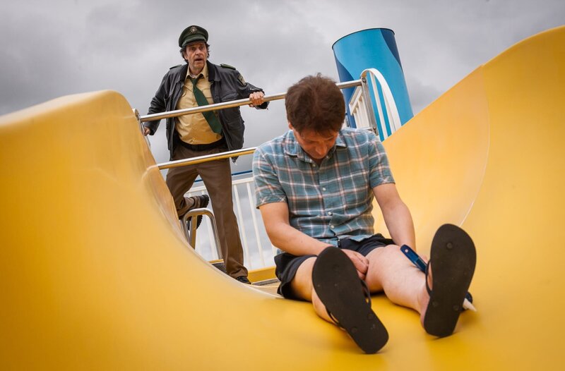 Staller (Helmfried von Lüttichau, links.) findet Bademeister Frank Brauß (Komparse, rechts) erstochen auf der Wascherrutsche. – Bild: ARD/​TMG/​Arvid Uhlig