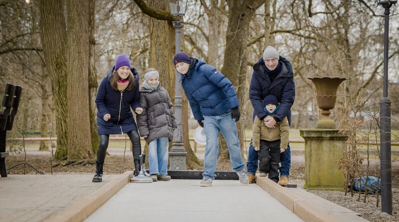 Philipp (r.) ist Vater von drei Kindern. Sein Überleben hängt an der Dialyse, seit seine Nierenleistung unter zehn Prozent gesunken ist. Kirsten, seine Frau (l.), wird ihm eine Niere spenden. – Bild: SWR/​Megaherz/​Tobias Tempel