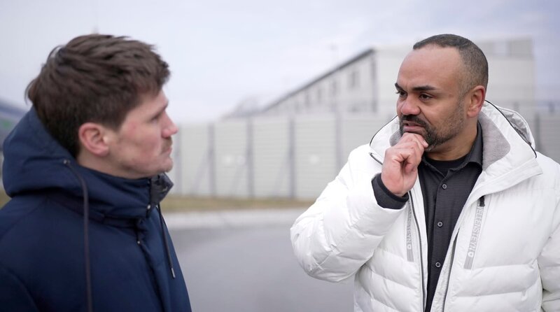 Frank Seibert und Manuel Matzke vor der JVA Zeithain (Sachsen), er saß 6 Jahre hinter Gitter und berichtet über seine persönlichen Knast-Erfahrungen. – Bild: MDR/Werkblende Frank Seibert und Manuel Matzke vor der JVA Zeithain (Sachsen), er saß 6 Jahre hinter Gitter und berichtet über seine persönlichen Knast-Erfahrungen. – Bild: MDR/Werkblende
