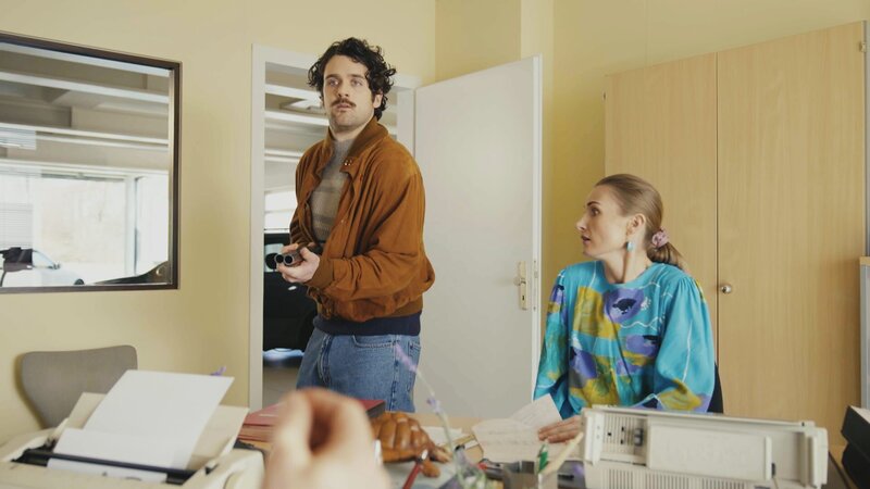 Ein Auftragsmörder stürmt ins Büro einer Angestellten. Er erschießt die Frau völlig unvermittelt. Was steckt dahinter? Die Polizei steht vor einem Rätsel. – Bild: ZDF