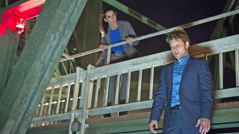 Paul Wescourt (Jamie Bamber) will sich das Leben nehmen und von einer Brücke springen. Er wird verdächtig eine jungen Frau ermordet zu haben. Kann Jane Rizzoli (Angie Harmon) ihn davon abhalten? – Bild: RTL /​ Warner Bros.