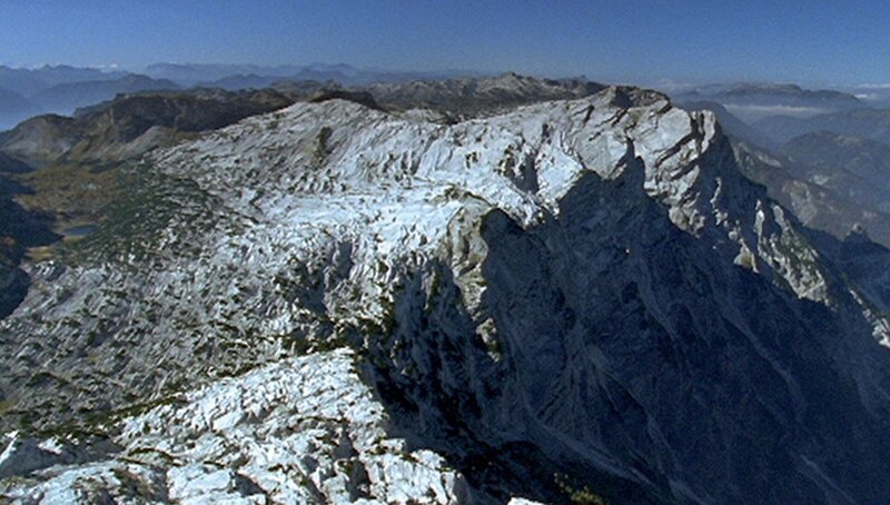 Das Tote Gebirge – Der Name leitet sich aus der stark verkarsteten und grossteils vegetationslosen Hochfläche ab. – Bild: ORF/Telepool/BR Das Tote Gebirge – Der Name leitet sich aus der stark verkarsteten und grossteils vegetationslosen Hochfläche ab. – Bild: ORF/Telepool/BR