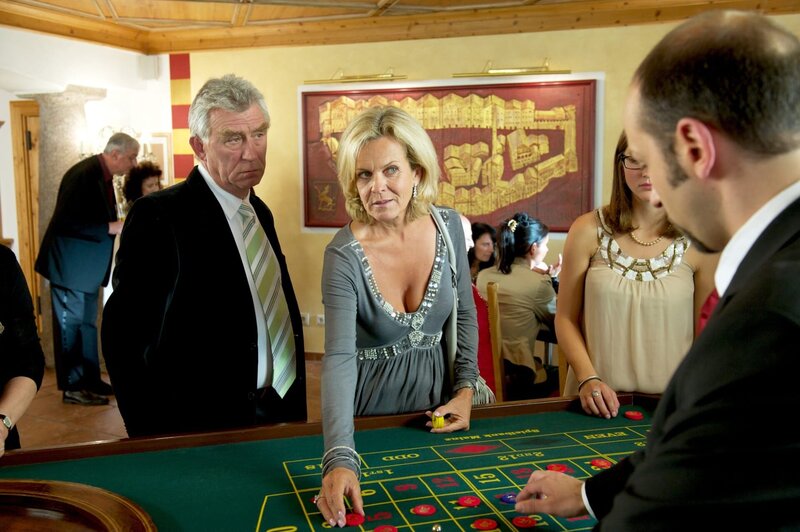 (v.li.): Heinz Marecek (Hannes Kofler), Andrea L’Arronge (Gräfin Schönberg), Michael Fuith (Hugo Pölzl). – Bild: ORF/​BEO-Film/​Bernd Schuller