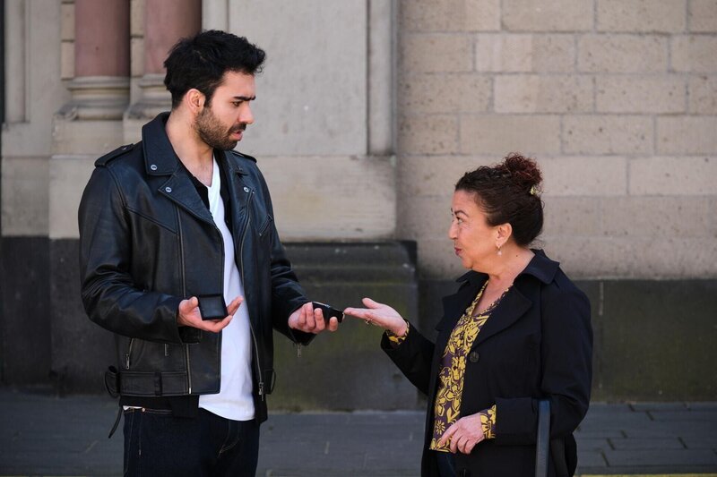 Baris (Metehan Demiröz) wird von Nuray (Lilay Huser) ermutigt, Cecilia nicht aufzugeben. – Bild: RTL /​ Stefan Behrens /​ Zwei gebrochene Herzen