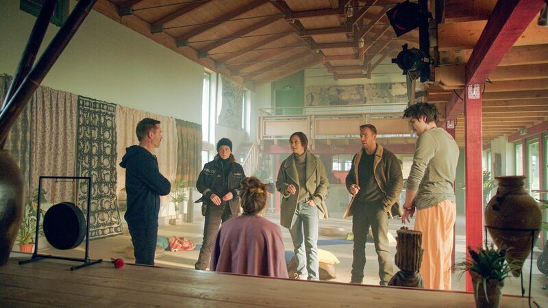 Was genau hat sich hier am letzten Abend abgespielt? Das Ermittlungsteam befragt die Meditationsteilnehmer Dr. Kai Bast (Rainer Frank, l.), Inga Buchner (Rebecca Rudolph, 3.v.l.) und Timo Wünsche (Pepe Harder, r.). – Bild: ZDF