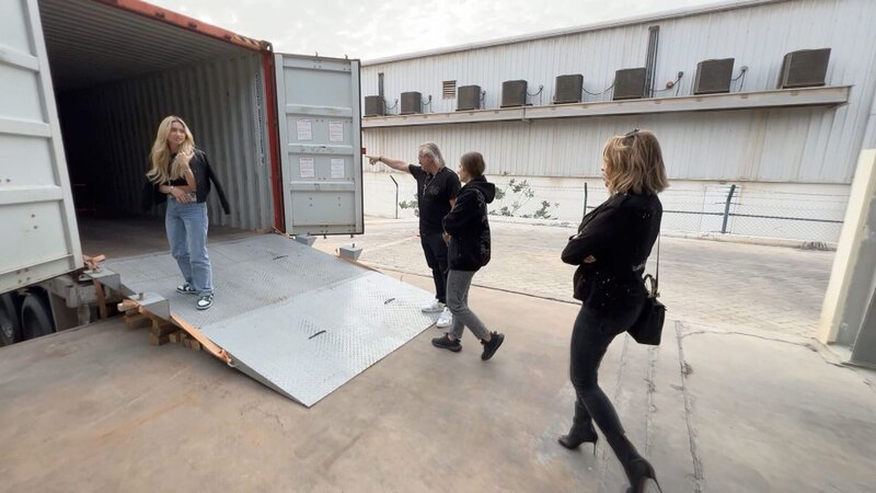 Der Container in Dubai kommt am Zoll an, schaffen es alle Sachen durch den Zoll? Der Rolls-Royce schafft es durch den Zoll und wird direkt zu einem deutschen Lackierer gebracht. In welcher Farbe soll der Rolls-Royce lackiert werden? – Bild: RTLZWEI