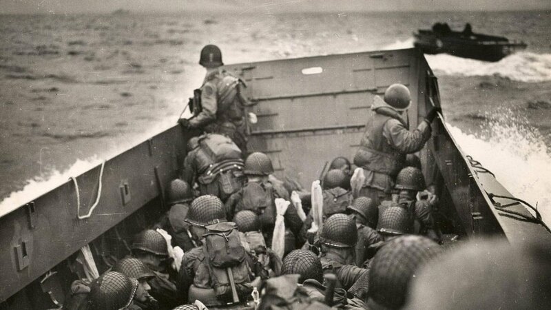Angriff im Morgengrauen: In Landungsbooten nähern sich US-Soldaten der Küste der Normandie. – Bild: US Coast Guard /​ ZDF und US Coast Guard